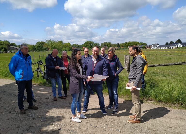 SPD Fraktion Buchholz/Marklendorf schaut sich potenzielles Baugebiet Wiepen Acker II in Buchholz an